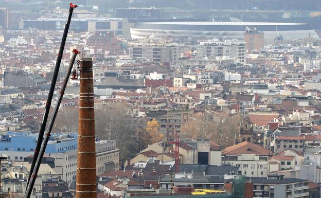 Inspección a 40 metros en la chimenea del parque Etxebarria | El Correo